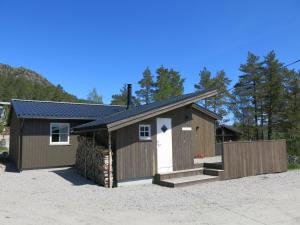 un edificio con garaje con valla en Chalet Torfinnbu by Interhome, en Øyuvstad
