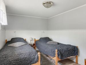 2 camas individuais num quarto com paredes brancas em Chalet Björkebo - HAL024 by Interhome em Ätran