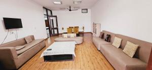 ein Wohnzimmer mit einem Sofa und einem Tisch in der Unterkunft Amazing ! 4 BHK Service Apartment . in Neu-Delhi