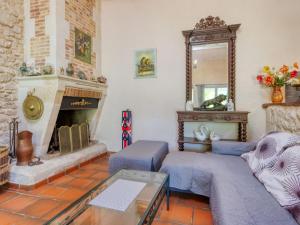 sala de estar con sofá y chimenea en Holiday Home Babelle - GEM110 by Interhome, en Gaillan-en-Médoc