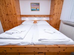 Una cama con sábanas blancas y toallas. en Apartment Fielapper by Interhome, en Norddeich