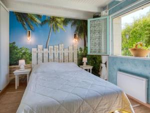 1 dormitorio con 1 cama y un mural de palmeras en Holiday Home Babelle - GEM110 by Interhome, en Gaillan-en-Médoc