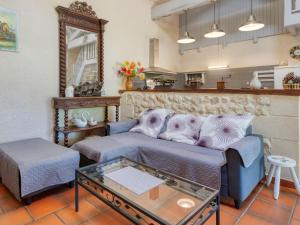 sala de estar con sofá azul y mesa en Holiday Home Babelle - GEM110 by Interhome, en Gaillan-en-Médoc