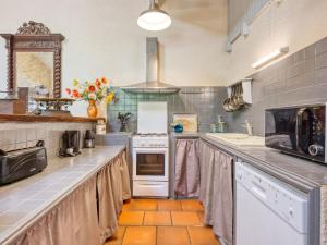 eine große Küche mit Herd und Spüle in der Unterkunft Holiday Home Babelle - GEM110 by Interhome in Gaillan-en-Médoc