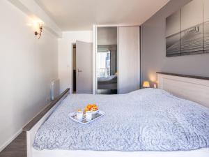 サン・ジャン・ド・リュズにあるApartment Résidence de France by Interhomeのベッドルーム1室(オレンジのトレイ付)