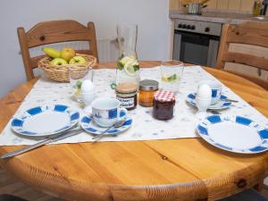 ein Tisch mit Tellern und Schüsseln mit Essen darauf in der Unterkunft Apartment Fielapper by Interhome in Norddeich + 32 Fotos