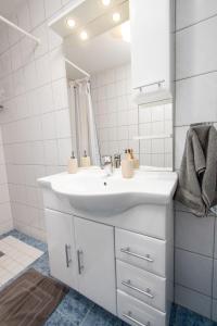 ein Badezimmer mit einem weißen Waschbecken und einem Spiegel in der Unterkunft Apartment Fielapper by Interhome in Norddeich