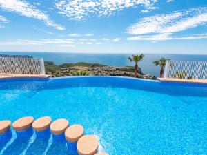 ein Swimmingpool mit Blick auf das Meer in der Unterkunft Apartment Vista Mar by Interhome in Cumbre del Sol