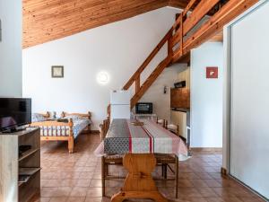 ein großes Wohnzimmer mit einem Tisch und einem Sofa in der Unterkunft Holiday Home La Pinede - SAG171 by Interhome in Sagone