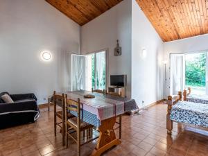 ein Wohnzimmer mit einem Tisch und einem Sofa in der Unterkunft Holiday Home La Pinede - SAG171 by Interhome in Sagone