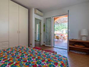 1 dormitorio con 1 cama con una manta colorida en Apartment Sorei - DOL112 by Interhome, en Dolcedo