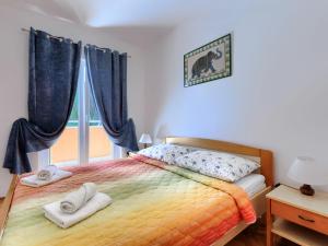 een slaapkamer met een bed en een raam met handdoeken erop bij Apartment Villa Alba-2 by Interhome in Umag