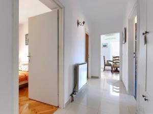 Pasillo blanco con TV y dormitorio en Apartment Villa Alba-2 by Interhome, en Umag