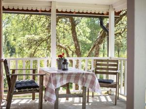 TorestorpにあるHoliday Home Måbäcken by Interhomeの窓付きのポーチ(テーブル、椅子2脚付)