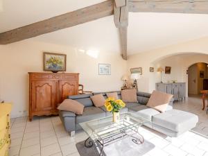 uma sala de estar com um sofá e uma mesa em Holiday Home Botteri - LIS165 by Interhome em Les Issambres