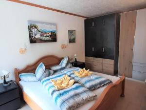 1 dormitorio con 2 camas con almohadas en Apartment Alpenland-14 by Interhome, en Seefeld in Tirol