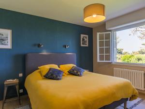 LandunvezにあるHoliday Home Saint Gonvel - LDZ103 by Interhomeのベッドルーム1室(黄色いシーツ付きのベッド1台、窓付)
