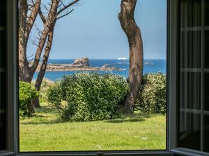 LandunvezにあるHoliday Home Saint Gonvel - LDZ103 by Interhomeの窓から海の景色を望めます。