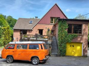 ein orangefarbener Van vor einem Haus geparkt in der Unterkunft Apartment Haus Keller by Interhome in Heppingsen