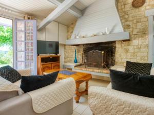 sala de estar con sofás y chimenea en Holiday Home Nola - GEM100 by Interhome, en Gaillan-en-Médoc