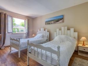 1 dormitorio con 2 camas individuales y ventana en Holiday Home Nola - GEM100 by Interhome, en Gaillan-en-Médoc