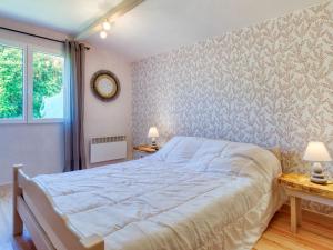 - une chambre avec un grand lit et une fenêtre dans l'établissement Holiday Home Nola - GEM100 by Interhome, à Gaillan-en-Médoc