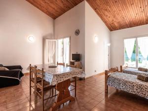 Ένα ή περισσότερα κρεβάτια σε δωμάτιο στο Holiday Home La Pinède- bungalow 4 pers- by Interhome