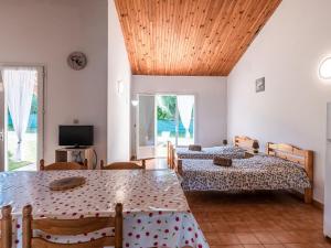 Ένα ή περισσότερα κρεβάτια σε δωμάτιο στο Holiday Home La Pinède- bungalow 4 pers- by Interhome