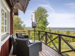 - un balcon avec 2 chaises et un parasol dans l'établissement Holiday Home Lunnekullen - VGT122 by Interhome, à Tibro