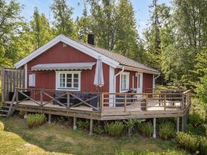 Casa roja con terraza y porche en Holiday Home Lunnekullen - VGT122 by Interhome, en Tibro