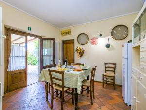 RinecchiにあるHoliday Home La Casina by Interhomeのキッチン、ダイニングルーム(テーブル、椅子付)