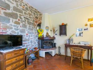 RinecchiにあるHoliday Home La Casina by Interhomeの石壁のリビングルーム(暖炉付)
