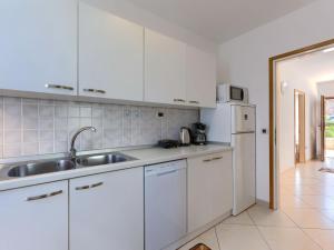 Kuchyň nebo kuchyňský kout v ubytování Holiday Home Jurican by Interhome