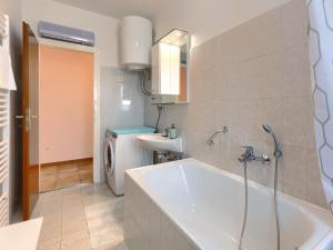 Koupelna v ubytování Holiday Home Jurican by Interhome