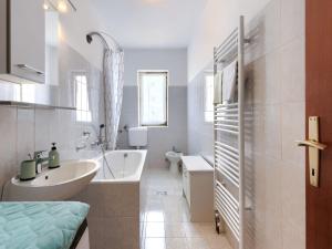 Koupelna v ubytování Holiday Home Jurican by Interhome