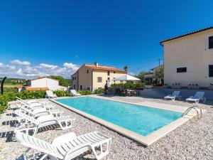 Bazén v ubytování Holiday Home Jurican by Interhome nebo v jeho okolí