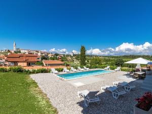 Bazén v ubytování Holiday Home Jurican by Interhome nebo v jeho okolí
