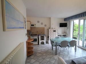 Kuchyň nebo kuchyňský kout v ubytování Holiday Home Rosemarie by Interhome