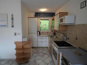 Kuchyň nebo kuchyňský kout v ubytování Holiday Home Rosemarie by Interhome