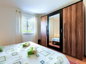 Postel nebo postele na pokoji v ubytování Holiday Home Jurican by Interhome