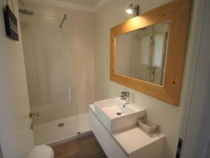 Koupelna v ubytování Holiday Home Rosemarie by Interhome