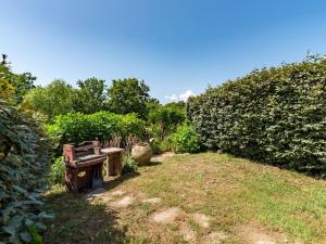 Prunelli-di-FiumorboにあるVilla Gelormini - GHI310 by Interhomeの芝生のベンチ付き庭園