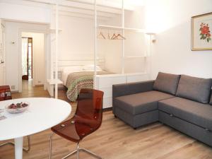un soggiorno con divano e letto di Studio Hermitage-4 by Interhome a Porto Valtravaglia