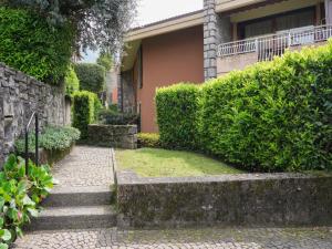 un giardino con scale e una casa di Studio Hermitage-4 by Interhome a Porto Valtravaglia
