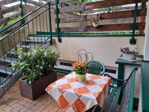 einen Tisch und Stühle auf einem Balkon mit Topfpflanzen in der Unterkunft Apartment Rosa-8 by Interhome in Mayrhofen