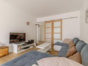 sala de estar con sofá y TV en Villa Villa Les Cygnes by Interhome en LʼAubraie