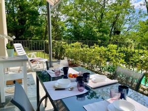 einen Tisch mit Teller mit Speisen auf einer Terrasse in der Unterkunft Apartment San Vincenzo by Interhome in Gera Lario