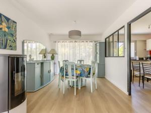 Køkken eller tekøkken på Villa Villa Les Cygnes by Interhome + 31 billeder