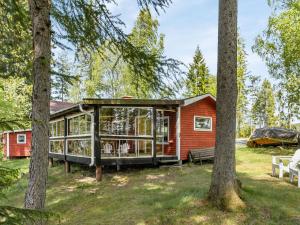 eine rote Hütte im Wald mit Bäumen in der Unterkunft Chalet Löaborn by Interhome in Kopparberg