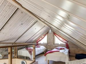 Cette chambre mansardée comprend 2 lits. dans l'établissement Holiday Home Djuvarp Ängen - SND117 by Interhome, à Lekeryd